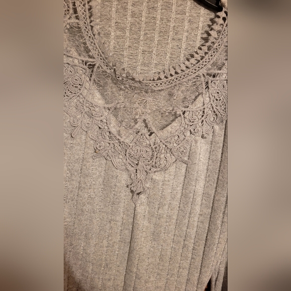 This is a grey long-sleeve ribbed knit sweater top with a lace trim v-neck. Sz L - Picture 5 of 9